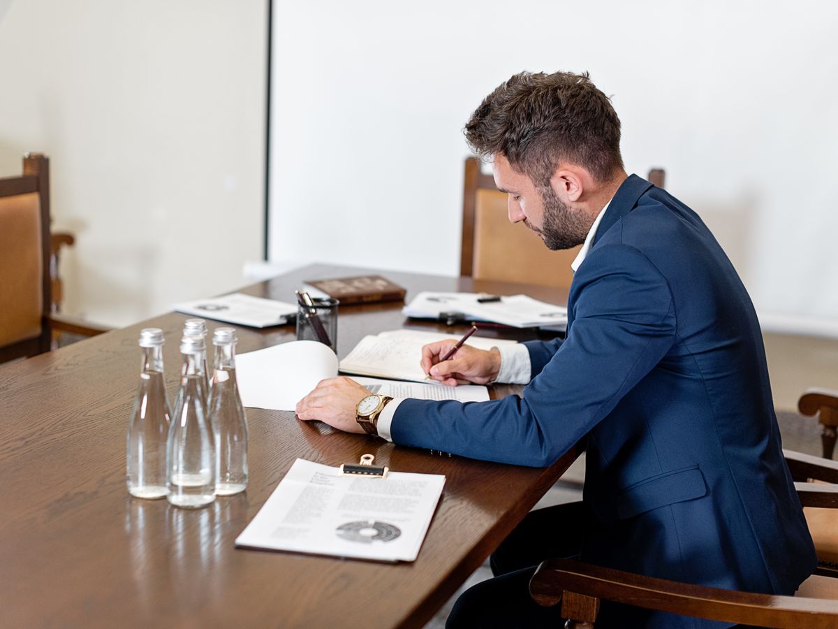 Colaboradores revisando y aprobando documentos en una oficina
