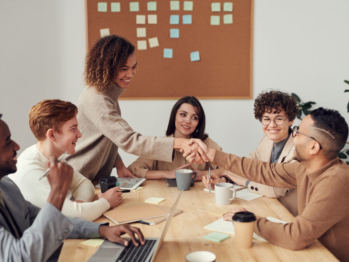 Equipo de trabajo reunido en una oficina moderna